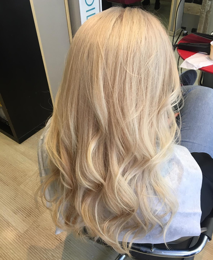 Decoloracion y coloracion Wella Illumina color rubio | Wapas Peluqueria decoloracion y coloracion wella illumina color rubio