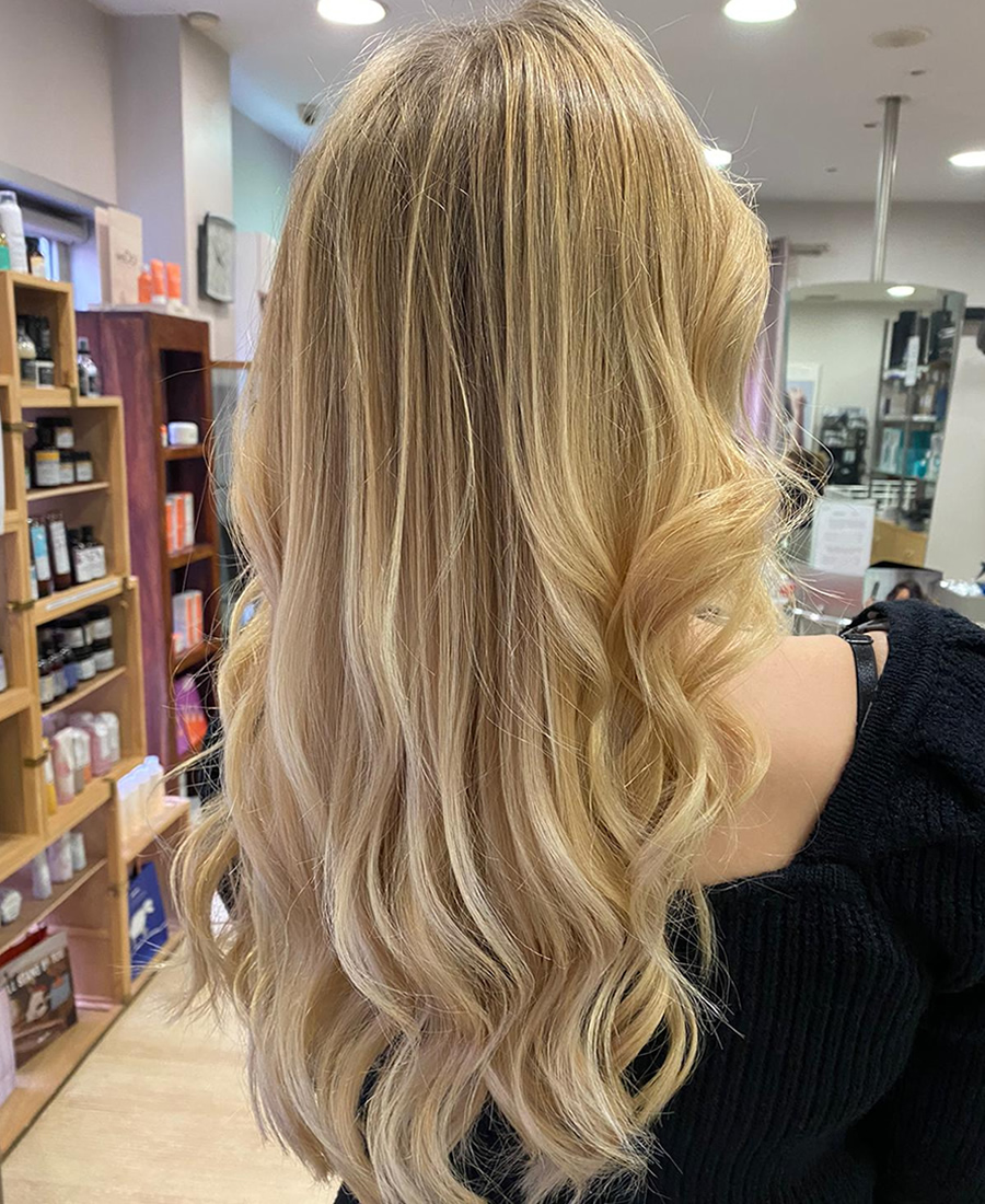 Balayage degradado con tono rubio | Wapas Peluqueria balayage coloracion rubia