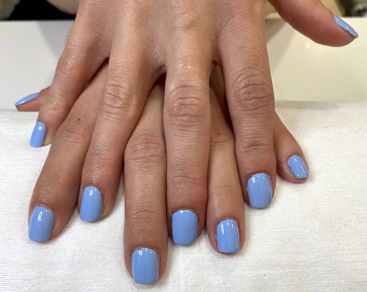 Manucura Opi color azul turquesa | Wapas Peluqueria maniura uñas opi color azul turquesa