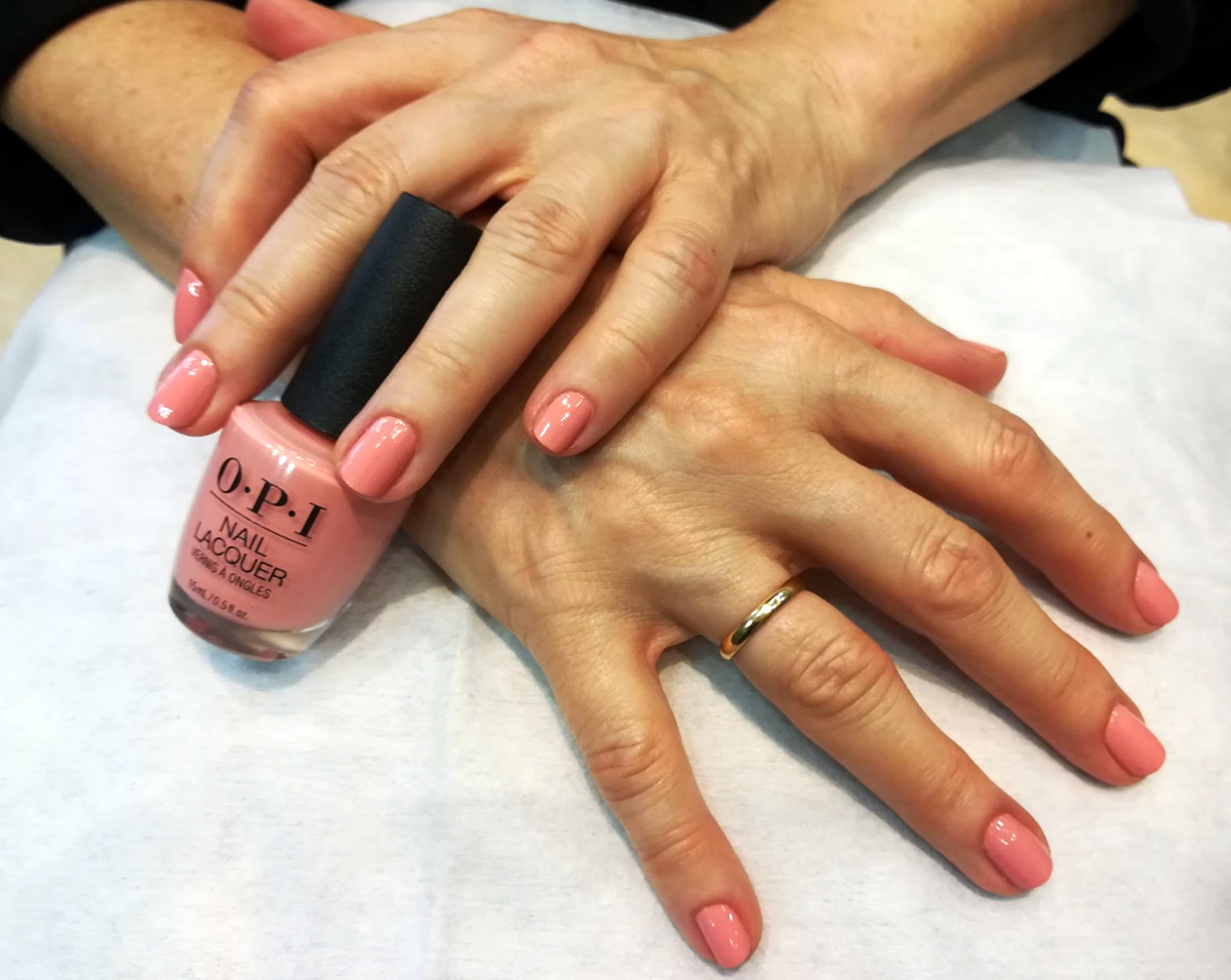 Manicura Opi color salmón | Wapas Peluqueria manicura uñas opi color salmon