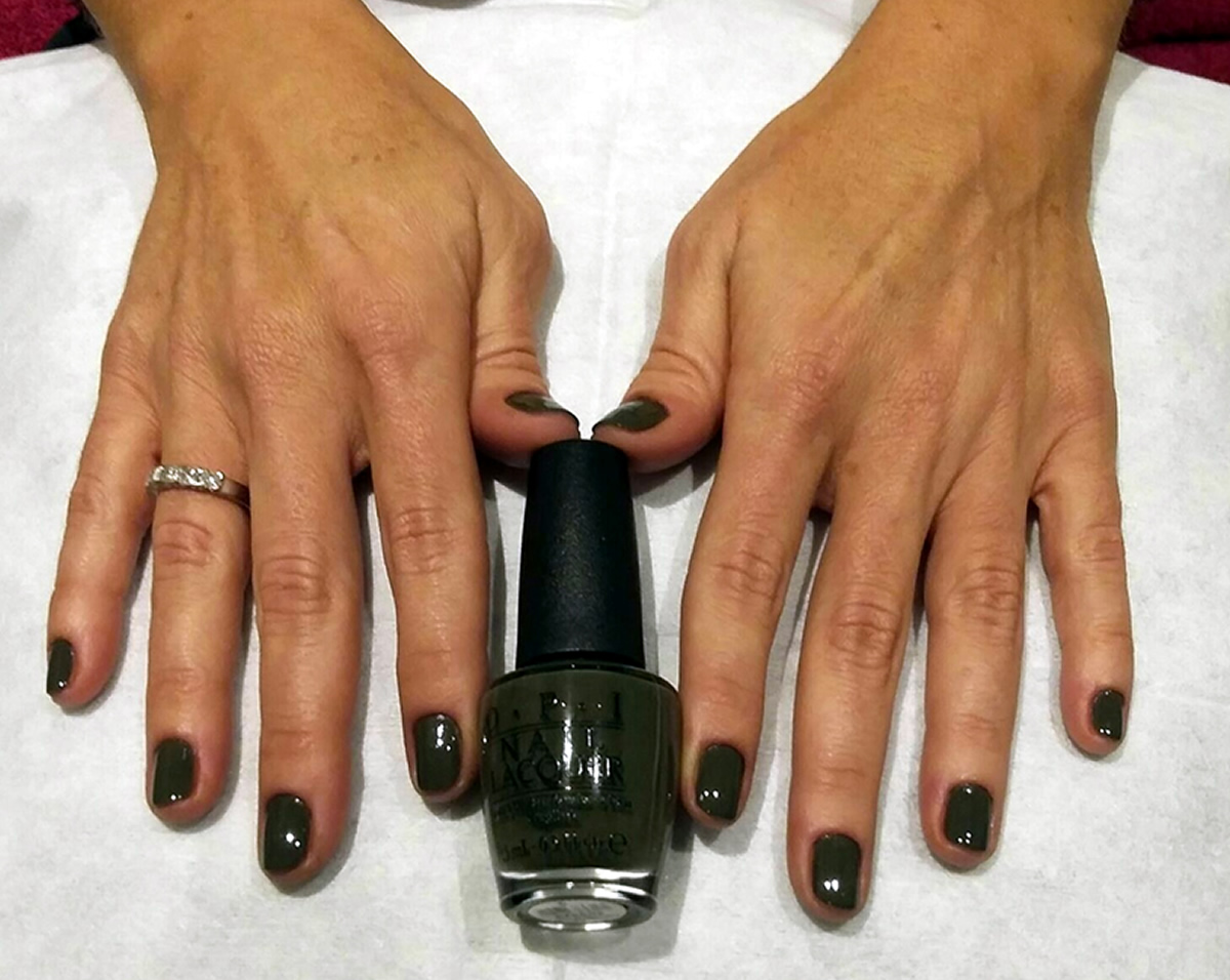 Manicura Opi color verde militar | Wapas Peluqueria manicura uñas opi color verde militar