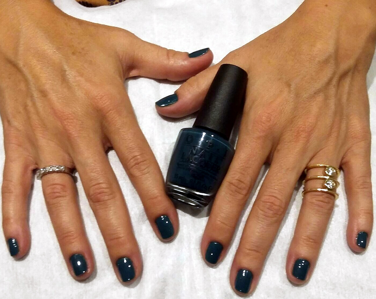 Manicura Opi color azul oscuro | Wapas Peluqueria manicura uñas opi color azul oscuro