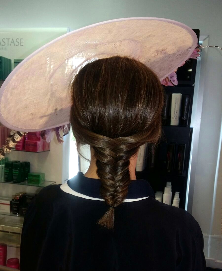 Recogido de trenza cruzada con pamela | Wapas Peluqueria recogido con adorno de pamela