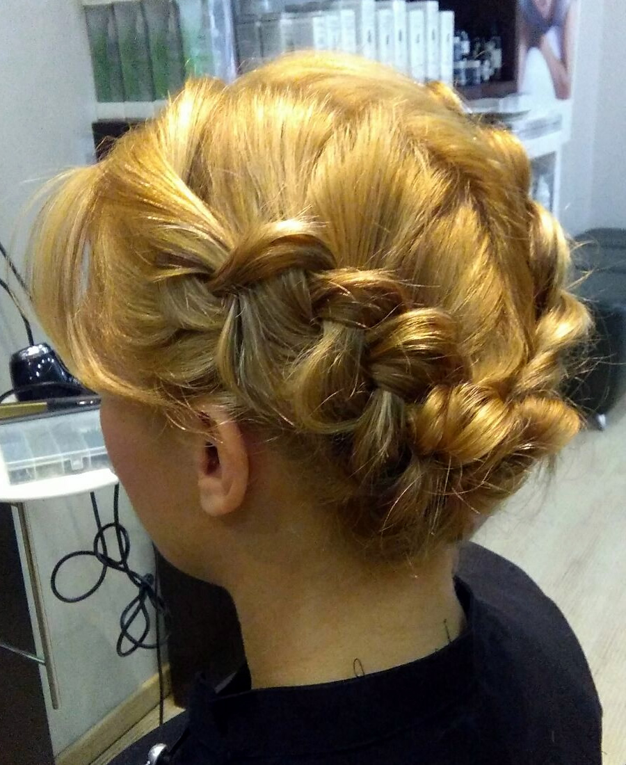 Recogido de dos trenzas laterales | Wapas Peluqueria recogido con dos trenzas